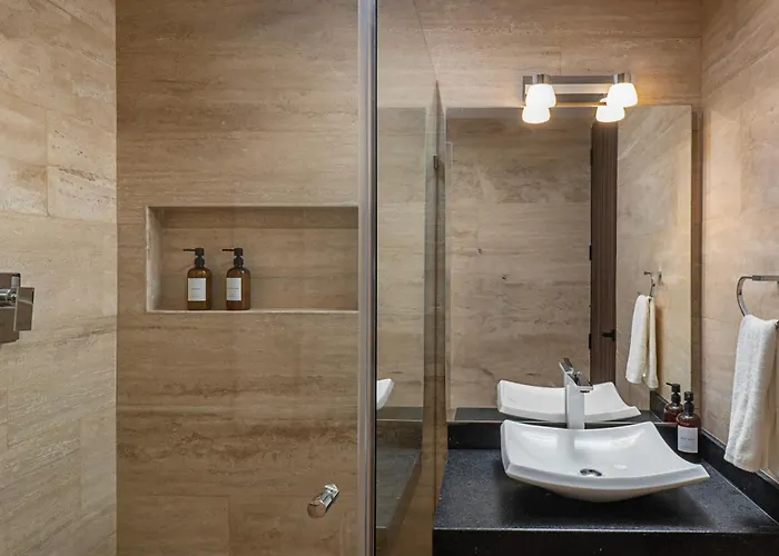 Hébergement de vacances Unwind | Private Balcony & Rooftop Pools | Casago *